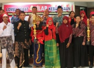 Juara I Lomba Debat
