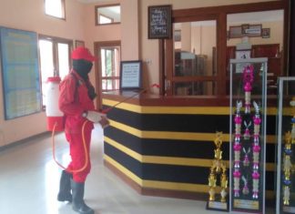 Semua Ruangan di SMA Negeri 2 Ngawi Disemprot Disinfectan