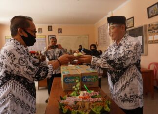 Peringatan Hari Guru Nasional dan HUT PGRI ke-75 Diisi dengan Tasyakuran dan Lomba