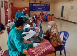 Guru dan Tenaga Kependidikan SMAN 2 Ngawi Terima Vaksin Covid-19 Tahap Pertama