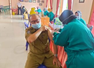 Guru dan Tenaga Kependidikan SMA Negeri 2 Ngawi Ikuti Vaksinasi COVID-19 Tahap 2