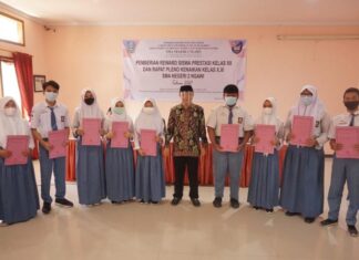 Pelepasan Dan Pemberian Reward Siswa Terbaik Kelas XII Tahun 2021