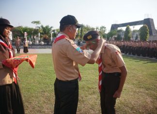 Ratusan Siswa SMA Negeri 2 Ngawi Ikuti Penerimaan Tamu Ambalan dan Penegak