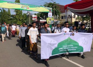 Ratusan Taruna-Taruni SMA Negeri 2 Ngawi Taruna Indonesia Ikuti Kirab Santri 2022