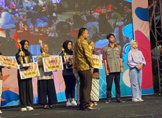 Teater Alid Smadangawi Terima Penghargaan Harapan II di Mataram Art Festival Bakorwil I Madiun Tahun 2023