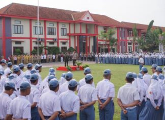 Giat Apel Sinergitas : Sosialisasi Pembinaan dan Penyuluhan Kolaborasi Kapolres dan Dandim 0805 di SMA Negeri 2 Ngawi